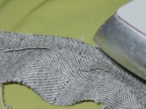Pressing with steam, stretch the outer edge of the seam allowance.