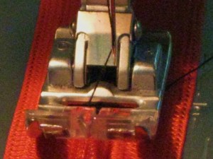 Centre foot over zipper coil