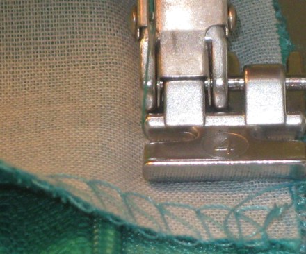 photo-17-use-zipper-foot-to-attach-seam-allowances-beside-zipper-teeth